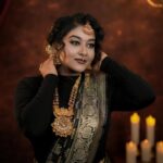 Rhema Ashok Instagram - நீ பாக்கும்போது பத்திக்கிச்சி மனசு எனக்கு! 🖤✨ Favourite set of pictures from my favourite shoot! Thanks daddy for this elegant saree ♥️ I received this saree as a gift from dad! And I was waiting to use it for a special occasion but it turned out beautiful for my shoot and the concept :) Wearing saree gifted by dad is so special. Right 🥹 love you daddy @ashrebesirhema Mua: @kanmani_mua Jewellery: @vinodevbridaljewellery Dop: @d_studiophotography