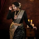 Rhema Ashok Instagram - நீ பாக்கும்போது பத்திக்கிச்சி மனசு எனக்கு! 🖤✨ Favourite set of pictures from my favourite shoot! Thanks daddy for this elegant saree ♥️ I received this saree as a gift from dad! And I was waiting to use it for a special occasion but it turned out beautiful for my shoot and the concept :) Wearing saree gifted by dad is so special. Right 🥹 love you daddy @ashrebesirhema Mua: @kanmani_mua Jewellery: @vinodevbridaljewellery Dop: @d_studiophotography