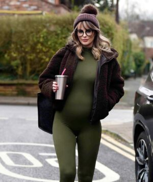 Rhian Sugden Instagram - Caught waddling about in my @bumpsuit 💚

(Not an ad)