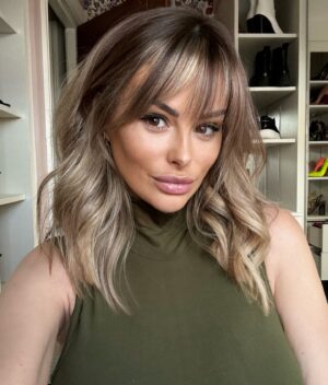 Rhian Sugden Instagram - Had the chop! Thanks @lovelocks_byll for making me look at least 3 weeks younger 🫶🏽

#hairrehablondon #lovelocks #newhairwhodis