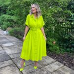 Rhian Sugden Instagram - Wedding Guest Ready 💚🥂 👗- @karen_millen Tan - @barbarabeautique 🧡 #weddingguest #weddingguestdress #outout #passthewine #grwm
