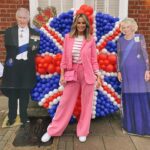 Rhian Sugden Instagram - Getting involved with the jubilations in Windsor today ❤️👑🥂 #kingyjubes #godsavetheking #windsor #pinktomakecharleswink