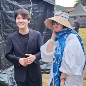 Rho Hee-young Instagram - 꿈을 꾼듯 행복했던  #계촌클래식축제 
#현대차정몽구재단 주최하고, 한국예술종합학교(총장 김대대진) 주관하는 평창의 벌써 10년째가된 
제10회 계촌 클래식 축제, 일상 속 문화 확산 프로젝트 사업 #예술마을 프로젝트
👏👏👏👏👍👍👍👏👏❤️❤️❤️❤️
TKS TO @kisskinceo @dlfwlrla 초대해 주셔서 넘넘넘감사👍👍👍👍❤️👏❤️
세계적인 피아니스트 조성진과 지난해 경기필하모닉 오케스트라 예술감독으로 본격적인 지휘자로의 행보를 시작한 #김선욱피아니스트 의 만남~~~^^
젊은 두 거장의 첫 호흡을 녹음푸르른 전원에서 돗자리앉아 이런멋진공연을 바로코앞에서 마주앉아 보게되다니..!!!!!비현실적 감동😵😵😵
👏👏👏👏👍👍👏👍👍👍👍👍👍❤️❤️❤️❤️❤️❤️❤️❤️❤️❤️❤️❤️❤️
뉴욕 카네기홀연주때 만나 식사도 했던~~
#조성진피아니스트 다시뵈어 너무너무 반가웠고 너무멋진 공연.감동감동.이었어요~~~^^