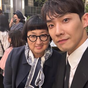 Rho Hee-young Instagram - 울 천둥 & 미미 @hiptriever & mimi 결혼식 공식 #다라맘 자격으로참석,  어머님옆자리착석 ㅎ ㅎ 울 착한 다라패밀리 찐 축하하객들로 분위기 너무 따뜻 하고 주님은총충만한 🙏🙏🙏🙏🙏🙏👏👏👏👏👏👏❤️❤️❤️❤️❤️❤️❤️멋진 결혼식
울 #최수종장로님 주례에 @charitysj 
#하히라님 #이태란님 #오대규님 #조안님 가스펠 중창 너무 은혜로워 눈물울컥 
울 #칠거미 @se7enofficial #거미 와세븐 의 의리..👍👍👏🙏👏👏🌺🌺
천둥과 #mblaq 동료 
#이준 사회 #2ne1 #민지 @_minzy_mz 
그리고 신랑신부 첫 두엣곡 
#CATtRIEVER 팀결성 데뷔곡 #sunflower 
그리고 요즘가장핫한 #이찬원 등장 축가2곡 으로 식장분위기 up up 
거의 컨서트 분위기로 몰입..!!!!!
울다라 큰 누나 역할..!!!! 준비하랴 2부사회에 노래 까지 ..!!!!!제대로. 너무멋짐..!!!👍👍👍👍👍👍👍❤️❤️❤️❤️❤️❤️❤️❤️❤️❤️❤️❤️❤️
울.천둥미미 지금처럼.예쁘고 행복한가정 이루어가길 주님께 기도드립니다
그나저나 울 착하고 순수한 울 다라를 시집 보내야하는데
🥲🥲🥲🥲❤️❤️❤️❤️❤️❤️❤️❤️❤️