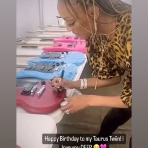 Rhona Bennett Instagram - I mean...! I am full of gratitude for all of the amazing birthday love that came my way today. 🙏🏾✨ Thank you to all of you who posted videos and shared sentiments of celebration. 🎉💕 I'm highlighting a few who stepped outside of their every day activities to pour in an immense amount of thoughtfulness into my space. 🚀 I AM GRATEFUL 🙌🏽💕🤛🏽😍🥳🚀🙏🏾🥰 #We #NewMusic #InstantClassic
.
#RhonaBennett #MissRNB #CoachRho #MissRNBxCoachRho #Love #EnVogue #AlwaysInTheClub #Zeta #PPU #PersonalPowerUniversity #Classic #HappyBirthday #NewSong #BirthdayLove #VibeOutChallenge