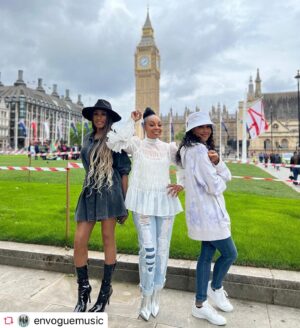 Rhona Bennett Instagram - UK trip photo dump... THANK YOU @bjthephotographer 📸 for capturing these memories🙏🏾🚀 #EVinLondon
.
#London #Travel #Singers #EnVogue #RhonaBennett #CoachRho #TerryEllis #CindyHerron #Interview #Media #LiveEntertainment