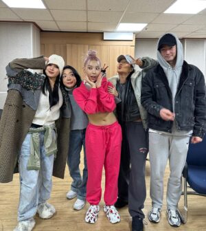 Rian Instagram - 2치카💋💋
@abm_exhibition 
.
먼길 보러온 가비갈 피낫츄 치워니 👄 사랑해