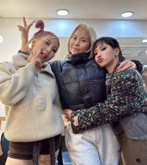 Rian Instagram - 2치카💋💋
@abm_exhibition 
.
먼길 보러온 가비갈 피낫츄 치워니 👄 사랑해