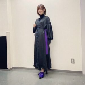 Rie Takahashi Instagram - 📷2020.12.5﻿
﻿
﻿
﻿
劇場版﻿
『Fate/Grand Order﻿
-神聖円卓領域キャメロット- 前編﻿
Wandering; Agarteram』﻿
﻿
公開初日舞台挨拶に﻿
登壇させていただきました！﻿
﻿
﻿
*﻿
﻿
短くするって言ったのに﻿
全然短くならない🙄﻿
おしゃべりとまらん～～～！！﻿
﻿
*﻿
﻿
今回の衣装もスタイリストさん！﻿
﻿
ワンピースは、﻿
PAMEO POSEさんの﻿
チャイナボタンが着いてる﻿
サテン生地っぽいもの。﻿
﻿
上はハイネックと﻿
下にチュールスカートを仕込んで、﻿
羽織りものみたいな感じのアイテムです。﻿
﻿
﻿
しかしなんといいますか、﻿
このサテンのツヤがすごくマシュ感……！﻿
﻿
﻿
普段、黒×紫になるように心掛けてはいたのだけど、もしかしたら黒のサテン×紫のほうがマシュっぽくなる……？！新発見。﻿
﻿
﻿
PAMEO POSEさんのお洋服は﻿
なかなか自分じゃ手が出せないけど﻿
色も形も攻めっ攻めですきー！﻿
﻿
﻿
*﻿
﻿
腰に垂れている紫色のリボンは、﻿
なんとスタイリストさんの手作り💜🤭﻿
﻿
元々腰に付いてたリボン部分に﻿
後から付け足すように結んでます！﻿
﻿
﻿
縦に紫が入ることで、﻿
より騎士感と言うか、﻿
ｷﾞｬ(ﾈﾀﾊﾞﾚ🤫)さん感が出ますね……！﻿
﻿
﻿
*﻿
﻿
付け替えるといえば、﻿
ハイヒールの紫の紐も﻿
付け替えて下さったとのこと。﻿
﻿
ｳｼﾞｬｳｼﾞｬﾘﾎﾞﾝかわいい💜﻿
﻿
﻿
*﻿
そうそう。﻿
﻿
この衣装でのオフィシャル写真を、﻿
うちの事務所のクールな女性デスクさんがチェックしてくれていたのですが、﻿
﻿
次の週事務所に行ったら﻿
「この間の服PAMEO POSEさんだよね！めちゃくちゃ可愛いね！(早口)」﻿
って言ってくれて！﻿
﻿
FGO担当じゃない﻿
他の女性マネージャーさんも、﻿
「高橋さん！この間の舞台挨拶のやつ！」﻿
と褒めて下さって！🙏🏻✨大好評！﻿
﻿
﻿
﻿
なんとなんと、﻿
私の衣装を楽しみにしてくれている人が﻿
事務所内にもおりました🥰﻿
﻿
﻿
﻿
﻿
#声優 #りえりー服 #FGO #高橋李依