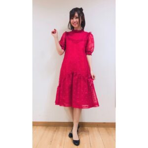 Rie Takahashi Instagram - 📷2019.2.4﻿
﻿
﻿
﻿
第4弾 #りえりー服﻿
『この素晴らしい世界に祝福を！』の﻿
オーケストラコンサート衣装！👗﻿
﻿
﻿
出演者みんなでドレスアップ！おめかしです！﻿
﻿
﻿
イベント内容は、﻿
アニメ劇伴の甲田さん指揮のもと﻿
オーケストラの皆さんの豪華な演奏と、﻿
我らがMachicoちゃんのOP歌唱♪﻿
私たちキャスト陣の朗読劇あり、﻿
百花さん司会でトークパートもあり、﻿
キャラクターでED歌唱もありと盛りだくさん！﻿
﻿
﻿
そんな朗読劇は、﻿
カズマ達パーティーメンバーが﻿
オーケストラコンサートに来る！という話！﻿
﻿
会場にぴったりなシナリオだし、﻿
キャストの生のお芝居は﻿
目で追っても楽しい賑やかさなので、﻿
﻿
スタンドマイクに台本を持ちながらだけど、﻿
その場その瞬間に会話が生まれている﻿
生の舞台のような臨場感を届けられるよう、﻿
お芝居が楽しくなるような衣装を選びました。﻿
﻿
﻿
*﻿
*﻿
❤声を担当させていただいているめぐみんは﻿
小さな魔法使い。どこがとは言ってないよ。﻿
﻿
普段は、赤いワンピースに﻿
かっちょいいマントと魔法使いらしいお帽子、﻿
眼帯やら杖やらを携えています。﻿
こっちで言う厨二病の感性なんです‪✝︎﻿
﻿
﻿
👗そんなめぐみんらしい雰囲気は、﻿
彼女がいつも着ているワンピースの﻿
Aライン型がポイントかなと！﻿
﻿
ウエストの位置がはっきりするものより、﻿
ざくっと体型は隠してしまったほうが﻿
引きで見たときに分かりやすいかなーって思い、﻿
﻿
スタイリストさんが持ってきて下さった中で﻿
一番ズドンとしたドレスを﻿
選ばせていただきました！﻿
（可愛い言葉が見当たらない 笑）﻿
﻿
﻿
表面は固めのレース生地で﻿
一面にお花があしらわれていて❁︎﻿
肩から胸元へのフリル、﻿
肘までのパフスリーブ、﻿
スカート部分の切り替えしの絶妙なライン……﻿
﻿
おめかししているのに﻿
どこか少女らしさを含んだワンピースに﻿
感動しかありませんでした。﻿
﻿
﻿
👠ちなみにヒールは、﻿
ご用意していただいた中で﻿
一番低いものを選んでいます。﻿
﻿
つま先が尖ったものよりは﻿
丸く、甘く。でも黒く！﻿
﻿
既に身長が160センチあるので、﻿
なるべく低く見えるように。﻿
﻿
﻿
💅🏼ネイルには十字架。紅魔族なのでね！﻿
﻿
﻿
✂️髪の長さはボブだったので、﻿
一番年下っぽくなるような、﻿
普段じゃなかなかやらない﻿
耳ヘアーにしてもらいました。﻿
？？耳ヘアー？（笑）﻿
﻿
頭のところにちょぼちょぼと、﻿
小動物のイメージです🐈﻿
﻿
﻿
﻿
💚カズマ役の福島潤さんは緑の蝶ネクタイ。﻿
タキシード姿で座組が引き締まります！﻿
﻿
💙アクア役の雨宮天ちゃんは、﻿
片方だけ肩を出した何とも綺麗な﻿
Iライン型の青のドレス。おみ足も素敵♡﻿
﻿
💛ダクネス役茅野愛衣さんは、﻿
お嬢様でもあるララティーナらしく﻿
袖は長め、丈も長めのふんわりとしたワンピース。﻿
﻿
﻿
﻿
あまりにも見事に﻿
キャストとキャラクターのいい所取りの衣装に﻿
ガッツポーズ＆拍手でしかなかったし、﻿
﻿
原作イラストの三嶋くろね先生が﻿
今回のパンフレット用に﻿
同じドレスをキャラクター達に着せてくれたのが﻿
エモエモのエモ………！﻿
そういうの好き～～～！！！﻿
実況録音版のCDジャケットにもなってますよ◎﻿
﻿
﻿
﻿
﻿
イベント自体の思い出は、またどこかで！﻿
この日もみんなで何度目かの乾杯をしました。﻿
﻿
昨日は原作最終17巻の発売日でもありましたね。﻿
祝福を～～！🎊﻿
﻿
﻿
﻿
﻿
#声優 #高橋李依﻿
#りえりー服﻿
#この素晴らしい世界に祝福を﻿
#このすば﻿
#オーケストラコンサート﻿
#イベント衣装