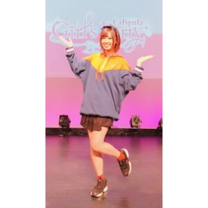 Rie Takahashi Instagram - 📷2018.11.11﻿
﻿
﻿
﻿
TVアニメ『Caligula -ｶﾘｷﾞｭﾗ-』﻿
﻿
スペシャルイベント﻿
ガールズパーティーの衣装💙﻿
﻿
担当させていただいている﻿
篠原美笛ちゃんは、﻿
大きなおめめとショートヘアが特徴な、﻿
超活発ムードメーカー女子🌻﻿
﻿
﻿
カリギュラは、﻿
ゲーム→アニメの作品なのですが……﻿
﻿
あ、いや、あんまりネタバレしたくないなあ（笑）﻿
美笛ちゃん含め、登場キャラたちはみんな﻿
自分のコンプレックスを抱えていて。﻿
﻿
ひとりずつ、苦しみながら戦う、﻿
本当に大切で思い入れのある作品なんです。﻿
男女共に、絶対やったらハマるよ。まじで。﻿
﻿
﻿
*﻿
ってことで服！﻿
イベントキービジュアルは、﻿
カリギュラ女子チームのパジャマ姿でした！﻿
秘密の花園感……🤫🌹﻿
﻿
ウサちゃんのようなヘアバンドは﻿
そのイラストから参考にしてチョイスしました。﻿
﻿
なのでヘアバンドの青を取り入れつつ、﻿
時期的に流行っていた﻿
アノラックパーカー系のコーデを参考に、﻿
自然体で、カジュアルで、﻿
攻めてるのにかわいい、﻿
jouetieさんで上下揃えてみました。﻿
﻿
﻿
KANGOLのパーカーは﻿
オレンジ×青でダボダボ！﻿
パーカーのフード部分はでかいほど好き。﻿
﻿
﻿
プリーツスカートなんだけど、﻿
イベントのステージが高いので﻿
ちゃーんとキュロットタイプにしました。﻿
﻿
﻿
靴はこの時期声優界隈でめっちゃ流行ってた﻿
インスタポンプフューリー。﻿
﻿
りえ、流行りもの、だーいすき！︎笑﻿
﻿
﻿
jouetieさんは、﻿
作品的に攻めた役どころの時によく見ていて、﻿
最近だと「LISTENERS」のときとかピッタリ。﻿
﻿ ﻿
*﻿
*﻿
余談ですが、﻿
カリギュラPの山中さんに、﻿
美笛ちゃんの衣装のブランド﻿
元ネタあるんですか〜って聞いたら、﻿
１着20万円以上のブランドさんでした。﻿
﻿
ひゅー！おっしゃぴー！(諦めた)﻿
﻿
﻿
そんな訳で私なりの美笛ちゃんコーデでした。﻿
﻿
﻿
﻿
今日は﻿
カリギュラが＜過剰強化＞されたver.﻿
﻿
PS4『Caligula OVERDOSE』﻿
﻿
発売から2年記念日～～！🎉🥳👏﻿
この機会にまだの方は是非！まじで！﻿
﻿
﻿
﻿
#声優 #高橋李依 #りえりー服 #カリギュラ #caligula