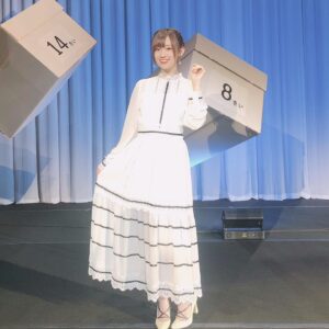 Rie Takahashi Instagram - 📷2020.12.12﻿
﻿
﻿
TVアニメ「かくしごと」﻿
スペシャルイベント﻿
『こんなイベントやって﻿
姫にバレたらどーする！』﻿
﻿
の衣装写真です📦﻿☀️.°
﻿
*﻿
﻿
ゆっくり書こうと思ってたら﻿
年が明けました……（笑）﻿
﻿
楽しみにしてくれてた方﻿
お待たせしてます🙏🏻💦﻿
ちょっと短めの文になるかもですが﻿
遡りつつ更新しますね！﻿
﻿
*﻿
﻿
今回小学生(役担当の)チームは、﻿
横並びで歌唱パートもあったので、﻿
白で統一との事で。﻿
﻿
﻿
スタイリストさんが﻿
綺麗な白いワンピースを用意して下さいました！👗♡﻿
﻿
黒いラインが〆てくれるので﻿
スタイルが綺麗に見えます👀✨﻿
（隠したいとこ隠れてﾗｯｷｰ💪）﻿
﻿
*﻿
﻿
ワンピースのブランド名は失念しましたが、﻿
ヒールはDIANA(ダイアナ)だったはず！﻿
﻿
﻿
DIANAはすごく足が綺麗に見えるんですよって、スタイリストさんがよく持ってきてくれてます☺👠﻿
﻿
﻿
高木さんで出たアニサマの﻿
全員集合のエンディングの時とかも﻿
DIANAさんだったかも。﻿
﻿
麦わら帽子👒×﻿
Tシャツアレンジ👕×﻿
デニムショーパン🩳×﻿
足首紐ぐるぐる巻きヒール👠。﻿
﻿
﻿
足の甲を見せて足長効果を狙いたいって時にオススメです😌🦶♪﻿
﻿
﻿
*﻿
﻿
こういったキャスト大集合の﻿
大きなイベントは本当に久しぶり。﻿
﻿
﻿
ステージセットの大きさとか、﻿
キャスト登場時の特別映像とか、﻿
名場面を振り返るとか、﻿
お気に入りを語るとか、﻿
書き下ろしの朗読劇が稀にメタかったり、﻿
最後の挨拶で胸が熱くなるとか……、﻿
﻿
﻿
これこれ、﻿
これがアニメイベントだー……って、﻿
﻿
事ある事に、いっぱい噛み締めて、﻿
どこか俯瞰になってしまいそうでした。﻿
﻿
﻿
*﻿
﻿
これはちょっと自戒なんだけど、﻿
実は生のイベントの感覚とかアンテナがすっっぽり抜け落ちてるなと感じました。﻿
﻿
元々得意って訳でも無いけど、﻿
自分に振られた時なんか頭ｻｰｯとするし、﻿
大喜利もやっぱり変な汗出るし……﻿
﻿
お芝居もバラエティも﻿
どちらも出来る方々の集まりで、﻿
本当に頼もしかったです……😣﻿
﻿
これから久しぶりだなって案件は、経験があったとしても、念入りに復習していかなきゃなと思ったのでした。﻿
マイクワークとかね、、、今マイク一人一本だからね、、きっと出来なくなってるんだろうな、、、﻿
﻿
はい自戒おわり。活かします。﻿
﻿
﻿
*﻿
では改めて。﻿
﻿
会場に来てくださった方も、﻿
配信で見て下さった方も、﻿
本当にありがとうございました！﻿
﻿
﻿
劇場編集版『かくしごと』も、楽しみに待っていて下さい♪﻿
﻿
﻿
﻿
#声優 #りえりー服﻿
#かくしごと #高橋李依