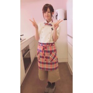 Rie Takahashi Instagram - 📷2018.10.5﻿
﻿
﻿
﻿
Instagramを初めて2週間。﻿
1つわかったことがあります。﻿
﻿
﻿
「うわっ…私のインスタ、﻿ 映えなすぎ…？」﻿ 🙊﻿
﻿
ということ。（笑）﻿
写真のポーズがインスタっぽくないんだ😱💦 ﻿
﻿
﻿
私の中では﻿
ダブルピースと﻿
ダブルパーは超鉄板。﻿
﻿
服見せるなら〜って思った﻿
スカート広げるやつと片手あげるのも、﻿
あんまりデフォじゃなさそう。﻿
﻿
コーディネートのハッシュタグ見て﻿
勉強しよう……👀﻿
﻿
﻿
﻿
﻿
そういえば、﻿
ロケとかでカメラ向けたとき、﻿
麗奈が本当に自然体で上手なの。﻿
どこでも映えさせちゃうの。すごいよね……﻿
﻿
﻿
今度コツ教えてもらおう🙏🏻✨﻿
﻿
﻿
﻿
*﻿
今回の衣装は、﻿
担当させていただいてる料理番組の衣装。﻿
衣替えの2着目だったかな。﻿
﻿
番組をいつもサポートしてくれる﻿
ぴよちゃん(美人で声も可愛い)が、﻿
﻿
いろーんなカフェ制服のサイトとか﻿
料理人さん用のお店とかを調べてくれて、﻿
私に似合いそうって選んでくれた﻿
自慢の衣装なんです🐤💓﻿
﻿
﻿
ピンクと青のチェックって可愛いんだねー！﻿
﻿
﻿
あんまり映像に映らないけど、﻿
ジェラートピケのふわふわなスリッパは﻿
踵にゴムがついてるから脱げないんだぁ🙆🏻﻿
番組向き～～！﻿
﻿
靴下だけは自前なので、﻿
よく前現場のアフレコ行ったまま﻿
全然合わない色履いてきちゃう時あります。﻿
やっぱ映さないで～～！🙅🏻笑﻿
﻿
﻿
そんな料理番組﻿
『高橋李依の今晩なにつくろ』﻿
今夜は収録版でお届けですよ🍳見てね！﻿
﻿
﻿
﻿
#声優 #高橋李依 #りえりー服 #高橋李依の今晩なにつくろ #なにつく #料理番組 #カフェ制服 #ダブルピース #ポージング上手くなりたい
