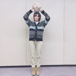 Rie Takahashi Instagram - 📷2020.11.29﻿
﻿
﻿
2021.1.7より放送開始！﻿
﻿
TVアニメ『ゆるキャン△ SEASON2』﻿
先行上映会でした⛺≡:･*･･*﻿
﻿
﻿
*﻿
今回は《磐田・浜松編》を﻿
一気に見られる上映イベント！﻿
オンエアの3話分です！﻿
﻿
私もばっちり映像を堪能して﻿
参加した上映会だったので﻿
もう脳内ゆるキャン一色でうずうずわくわく！﻿
﻿
﻿
それに、﻿
久しぶりにゆるキャンチームに会えて﻿
登壇も楽屋もとても楽しかったです🥰﻿
﻿
﻿
*﻿
上映された本編は、﻿
冒頭からの構成とか、﻿
定期的な飯テロシーンとか、﻿
新キャラの綾乃ちゃんとか、﻿
空気が美味しいOPEDとかとか﻿
見どころが本当にありすぎました。﻿
﻿
﻿
そして『ゆるキャン△』の空気感が﻿
ちゃーーーんと帰ってきたんだってこと﻿
﻿
本会場と35のライブビューイング会場に﻿
しっかりばっちり届きましたかね！﻿
ネタバレせずに口コミよろしくね！！笑﻿
﻿
﻿
ゆるキャン△やっぱりめちゃくちゃ﻿
いい作品だなあ～～～～﻿
好き。落ち着く。﻿
これはまた毎週の癒し確定ですね☺﻿
﻿
﻿
*﻿
さて。﻿
今回はキャンプっぽい﻿
アウトドアな装いで﻿
まとめておりました。﻿
﻿
我が家から連れて来た﻿
私物の……ｹﾞﾌﾝ、家族のちくわ🐕も一緒！﻿
﻿
﻿
*﻿
カーディガンは﻿
高円寺の古着屋さんで見つけたニット！﻿
﻿
今日のイベントでは﻿
ゆるキャングッズや﻿
ゆるキャンっぽい装いをしてくると﻿
ポストカードがもらえるとのことで。﻿
私も貰えましたよ〜☆✌️😉笑﻿
﻿
﻿
次またそういう機会があったら﻿
柄物のニットはオススメかなあ！﻿
夏だったら大変だけど😅﻿
﻿
困ったら古着屋さん最強☝️﻿
﻿
﻿
*﻿
そんな感じで買い足したのはニットくらい。﻿
﻿
あとは普段使ってるような﻿
アフレコしやすい﻿
レギュラー服だったりします😌﻿
﻿
このニットも今後アフレコに着てこ～。﻿
﻿
﻿
﻿
*﻿
﻿
今日は限られた時間の登壇でしたが、﻿
2月ぶりの人前でもあって、﻿
奈央さんもうるっとされるほど﻿
久しかった事を改めて実感しました。﻿
﻿
﻿
そうそう、いつも、﻿
こんな感じでお話したあと、﻿
みなさんウンウンって﻿
目をして下さってたんですよ。﻿
﻿
マスクをしていてもわかりました。﻿
﻿
﻿
﻿
久しぶりの感覚が﻿
とても愛おしい。﻿
﻿
そんな愛おしさを感じられたきっかけが﻿
この『ゆるキャン△』だったのは﻿
とってもぴったりに思いました☺﻿
﻿
﻿
﻿
*﻿
いけないいけない、﻿
アニメが始まる前から語りすぎてしまう！﻿
﻿
まずは1月からの放送。﻿
﻿
今日来られなかった方も、いらした方も、﻿
また毎週のオンエアを見て、﻿
同じ景色を一緒に共有しましょう！﻿
﻿
﻿
﻿
(ﾐ･｡･ﾐ)♡﻿
﻿
﻿
﻿
#声優 #りえりー服 #ゆるキャン #高橋李依