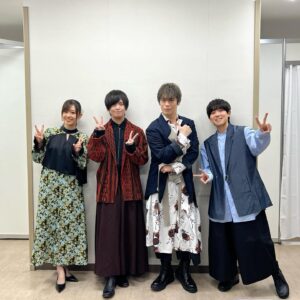 Rie Takahashi Instagram - 📷2023.12.17
⁡
⁡
ジャンプフェスタ2024
⁡
『るろうに剣心 －明治剣客浪漫譚－』ステージ
⁡
登壇させていただきました！
⁡
*
⁡
第1期が終わって初めてのトーク。
⁡
今日は役者目線のお話でしたが、作品を見る時のまた新たな発見になっていたら嬉しく思います☺️
⁡
会場、配信で応援してくださった皆様、
本当にありがとうございました！！
⁡
⁡
REDステージならではの催し、
ジャンフェスリングも！
たくさん反応いただけて楽しかった‎です！
🌀💡ｶﾞﾄｶﾞﾄﾍﾞﾄﾍﾞﾄ~~
⁡
⁡
*
⁡
またこの度、第二期「京都動乱」もお届けできることが決定しました……！！！
よかった……！
このまま終わりじゃ辛すぎるよね、薫……！
⁡
⁡
新たなメンバーと共に、
それぞれが自分にできることを。
自分に託された役目を見失わないように、
走っていきたいと思っています。
⁡
⁡
*
⁡
今回の衣装は
薫のイメージカラー、
水色が花のようにあしらわれたワンピース♪
⁡
ポニテのリボンは
ブルーグレーのものを
合わせてみました！
⁡
⁡
御三方の衣装を見て、
⁡
キャラのイメージカラーを
濃い色で締めており、
そこになんだか真っ直ぐな強さを感じ、
⁡
自分も黒が目立つデザインの
ワンピースをチョイス✊
⁡
⁡
座組で並んだ時の感じも
ぐっと引き締まって見えますね……！
第二期、始まるぞ……！！
⁡
⁡
*
るろうに剣心 －明治剣客浪漫譚－
「京都動乱」
⁡
2024年、よろしくお願いいたします！
⁡
⁡
⁡
#るろうに剣心 #るろ剣
#ジャンプフェスタ2024 #ジャンフェス
#ジャンフェス2024 
#声優 #高橋李依
#りえりー服