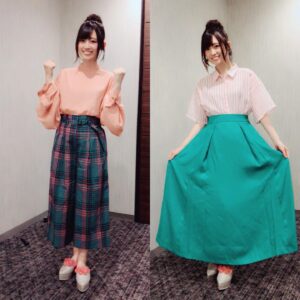 Rie Takahashi Instagram - 📷2018.08.26﻿
﻿
﻿
﻿
第2弾 #りえりー服﻿
『イナズマイレブンフェス2018 日本代表発表会』の﻿
イベントの際の衣装もお気に入りです！﻿
2018年なんだ！懐かしい！﻿
﻿
こちらもスタイリストさんが﻿
ついてくださったのですが、﻿
私の欲望をたくさん取り入れて下さった﻿
コーディネートなんです。﻿
﻿
﻿
﻿
当時この作品で声を担当させていただいたのが、﻿
雷門中マネージャー⚡️神門杏奈ちゃんと﻿
利根川東泉中の選手⚽️坂野上昇くん。﻿
﻿
﻿
💗杏奈ちゃんは、﻿
サーモンピンクのロングヘアがとっても綺麗な、﻿
生徒会長さん。女帝。お顔も綺麗です。﻿
冷たい子のように見えますが、﻿
冷静で、自分の意見をはっきりと持てる、﻿
同じ学校にいたら取り巻きたいって思える子です。﻿
﻿
﻿
制服では1人だけふんわりパフスリーブで、﻿
スカート丈は超ベストofベストの﻿
膝が見えるくらい。﻿
これはお育ちがいい＆個人携帯とかも早めに親御さんに買ってもらえるご家庭だったのではと感じる着こなし。﻿
﻿
﻿
なので、かわいいんだけど、﻿
女子が見てもお洒落！って思うような、﻿
清楚でキュートすぎない感じがいいなぁ。﻿
って思ってました。﻿
あとイナイレマネージャーには﻿
着飾らないけどおしゃれして欲しいと願うオタク高橋李依。
﻿
﻿
﻿
💚対して、坂野上昇くん。﻿
まだイベント時点ではアニメ本編に登場していなくて……でも代表選手に選ばれるから、絶対に衣装にも取り入れたい……！と悩み。﻿
﻿
とっても真っ直ぐで素直で、﻿
やってみます精神の坂野上くんは﻿
元気な短い赤髪が印象的ですが、﻿
このイベントはお披露目というのもあり、﻿
坂野上くんの大切な仲間たちのいる﻿
利根川東泉中のユニフォームカラー﻿
緑色でお願いすることにしました👗👚﻿
﻿
﻿
﻿
（左）昼の部﻿
﻿
ピンクと緑のチェックのパンツなんてあるの！？﻿
まさに今日のためのパンツなのでは。﻿
﻿
ピンクもガーリーすぎないんです。﻿
サーモンピンクなんです。﻿
杏奈ピンクなんです。﻿
足元には杏奈ピンクの毛糸のポンポンがついた、﻿
シルバーのサンダル。買い取りたい。﻿
あー！ブランド聞いておけばよかったー！﻿
﻿
トップスはサテン生地なので、﻿
夏のイベントでしたが、冷房の効いている室内。﻿
すごく快適に過ごせました☺👏🏻﻿
﻿
首周りがかっちりしている分﻿
手首はふんわりと生地が多いブラウス、﻿
色だけでなく杏奈ちゃんみを感じます。﻿
﻿
イヤリングは左右で色違い。スティック。﻿
﻿
﻿
﻿
（右）夜の部﻿
﻿
スカートならシャツよね！﻿
甘×辛！﻿
﻿
昼の部が、﻿
柄の割にパンツスタイルという﻿
甘辛を叶えてくださったので、﻿
夜はシャツで甘すぎないバランスに。﻿
﻿
ピンクのシャツには緑のラインが入っています。﻿
おいおい君も今日のためのシャツだったのかな？﻿
あと選手っぽくてスポーティーで好き。﻿
﻿
イヤリングはパーティー感強め。﻿
反射する大きなスパンコールみたいなイヤリング。﻿
服がシンプルでカジュアルな時は、﻿
小物のチョイスで﻿
華やかさを微調整するのね……。勉強。﻿
﻿
﻿
﻿
この日は本当にこの装備がなかったら﻿
緊張で何一つ記憶が残らなかったと思います。﻿
マジで感謝……🙏🏻ｶﾞﾑｼｬﾗﾗ……﻿
﻿
﻿
﻿
﻿
うっ、今日も長い😭﻿
﻿
日付を文頭に入れたのはみにゃの真似。﻿
﻿
﻿
#声優 #高橋李依 #りえりー服﻿
#イナズマイレブンフェス﻿
#イナズマイレブンアレスの天秤﻿
#イナズマイレブンオリオンの刻印﻿
#イベント衣装