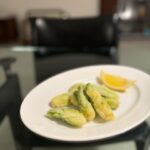 Rie Tomosaka Instagram - ⁡ タラの芽のフリットは、冷凍庫に天ぷら粉を常備しているので、それを炭酸水で溶いて軽く混ぜて具材を軽めにつけて揚げてます。炭酸水だと軽く揚がって良き。量は適当です😀 ⁡ あとは、そら豆のガーリックソテー(パルミジャーノすりすり)、ツナときゅうりとパクチーとアーモンドのサラダ、ブルーチーズ、LIFEで買ったレーズンと胡桃のパンでした。この後、ふるさと納税で届いたお肉を焼こうと思ってたけど、パン食べすぎて辿り着けなかった…。