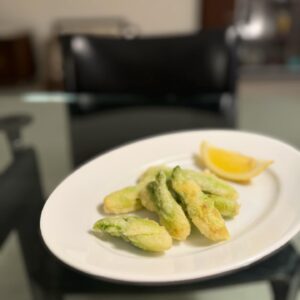 Rie Tomosaka Instagram - ⁡
タラの芽のフリットは、冷凍庫に天ぷら粉を常備しているので、それを炭酸水で溶いて軽く混ぜて具材を軽めにつけて揚げてます。炭酸水だと軽く揚がって良き。量は適当です😀
⁡
あとは、そら豆のガーリックソテー(パルミジャーノすりすり)、ツナときゅうりとパクチーとアーモンドのサラダ、ブルーチーズ、LIFEで買ったレーズンと胡桃のパンでした。この後、ふるさと納税で届いたお肉を焼こうと思ってたけど、パン食べすぎて辿り着けなかった…。