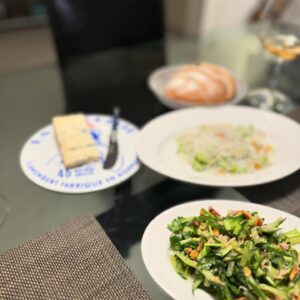 Rie Tomosaka Instagram - ⁡
タラの芽のフリットは、冷凍庫に天ぷら粉を常備しているので、それを炭酸水で溶いて軽く混ぜて具材を軽めにつけて揚げてます。炭酸水だと軽く揚がって良き。量は適当です😀
⁡
あとは、そら豆のガーリックソテー(パルミジャーノすりすり)、ツナときゅうりとパクチーとアーモンドのサラダ、ブルーチーズ、LIFEで買ったレーズンと胡桃のパンでした。この後、ふるさと納税で届いたお肉を焼こうと思ってたけど、パン食べすぎて辿り着けなかった…。