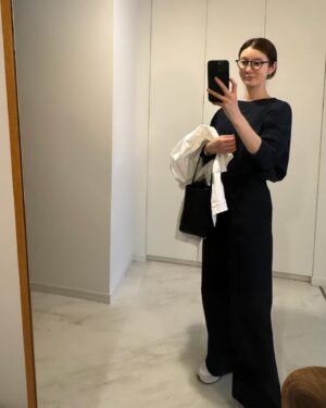 Rie Tomosaka Instagram - ⁡
毎日こんな感じの格好ばかりしてるな。上下ともMWの今シーズンのアイテム。ロンTは完売してしまっているけど、パンツはまだあります。(私が着用しているのはsmallサイズのサンプルで着丈が2センチ長くなってます🙏) 
⁡
GWですね、みんなは何してる？
私は撮影や打ち合わせもあって通常営業です。