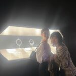 Rie Tomosaka Instagram - ⁡ 虎ノ門ヒルズの45階で開催中のTiffany展へ💎 歴代のジュエリーが300点以上も！ 展示方法も演出も楽しくて、ものすごく満たされた🧚 @tiffanyandco ⁡ #ブラウス @setsuko_sagittaire #パンツ @keinarita_official