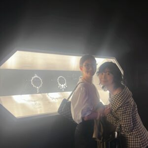 Rie Tomosaka Instagram - ⁡
虎ノ門ヒルズの45階で開催中のTiffany展へ💎
歴代のジュエリーが300点以上も！
展示方法も演出も楽しくて、ものすごく満たされた🧚
@tiffanyandco 
⁡
#ブラウス @setsuko_sagittaire 
#パンツ @keinarita_official