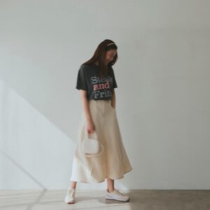 Rie Tomosaka Instagram - ⁡
MWの春のアイテムが公開になりました！
ホームページもぜひご覧くださいませ🧚
楽ちんワンピも私の好きな食べ物ロゴTも
揺れるスカートも編み編みニットも
形最高なパンツもシャツも
使い勝手良すぎるロンTも
刺繍がポイントのトートも
どれもオススメでございます♡
⁡
3月15日(金)20時から販売スタート！
3月13日(水)20時から着用ライブやります
⁡
@myweakness_official 
⁡