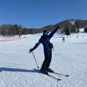 Rie Tomosaka Instagram - ⁡
今年の旭川も楽しかった❄️
次は夏も行ってみたいな〜
⁡
①②キャンモアは一生初心者のわたしにもちょうど良いスキー場⛷️日焼け対策のため全く映えないスタイル。あと、レストランの醤油ラーメンがすごく美味しい。スキーウェアは夫の @arcteryx_jp を借りて、道具は全てレンタルです。
⁡
③最後の晩餐はコレと決めている、山わさびごはん。炊き立てごはんに鰹節と山わさびをのせて醤油をたらり。味変で美味しいオリーブオイルかけたのも最高。去年は三杯食べて胸焼けしたので、今年は二杯で我慢した。かなめさんありがとう！そして美味しいごはんをありがとう、よっこん！
⁡
④おいしすぎてびっくりしたトリコのカヌレ。滞在中に何個食べたのだろう。間違いなく人生No.1カヌレ。 @patisserie_toriko 
⁡
⑤念願の旭山動物園。動物をこんなに近くで見たのは初めてで大興奮。しかし、さる山って面白いなぁ。ずっと見ていられる。
⁡
⑥かっこいい大人たちに囲まれて、本当に良き時間だった。これから先の人生を考えたときに、こんなふうに生きたいなっていう理想を完璧に描いてくれる大人に出会えるって幸せなことです。清水さん、ありがとうございました🦋
⁡