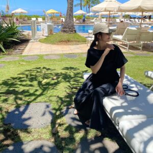Rie Tomosaka Instagram - ⁡
 @hm のパンツが優秀すぎて、この夏はこればっかり履いてそう。(←セールで1900円くらいだったコットンパンツ) 地味スタイルなので、 @lanis_hawaii の可愛いバッグをプラス🌴 結局リゾートだろうが何だろうが、普段通りが落ち着くのでした。
⁡
👖 @hm 
👕 @shinzone_official 
👜 @lanis_hawaii 
🧶 @jcrew 
🩴 @tevajapan 
🕶️ @tomford 
🧢 @thenorthfacejp 
👗 @myweakness_official