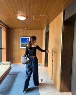 Rie Tomosaka Instagram - ⁡
サブスクには書いたけど、心にぽっかり穴があいて、ついつい遠い目になってしまう。友達に会って楽しいお喋りしたり美味しいものを食べて英気を養っております。しっかり栄養をとって、しっかりトレーニングして、元気な身体をつくろう。ほんと健康第一。みなさんも自分ケアを大切に、ご自愛くださいね💚