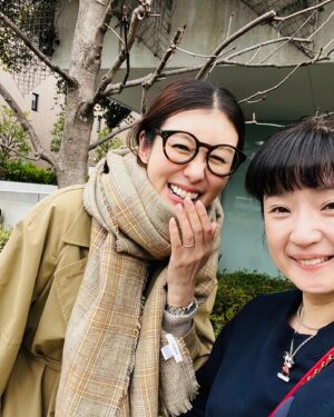 Rie Tomosaka Instagram - ⁡
久々に千秋ちゃんとランチ🍽️
 @chiaki77777 
⁡
私がデビューしたばかりの頃(12歳)、実はお仕事でご一緒しているのです。あれから時は流れ、ママ友でもある千秋ちゃん。芸能界に身を置く者同士、同じ年頃の子どもを持つ母親同士、共感できることが沢山あって、とても励まされたし、とても楽しかった🫶