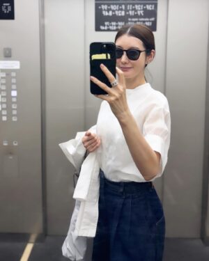 Rie Tomosaka Instagram - ⁡
風が強いけど天気が良くて幸せ🤍💙
⁡