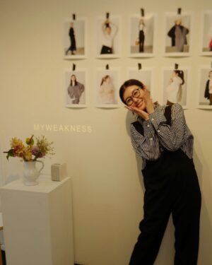 Rie Tomosaka Instagram - ⁡
2024AW展示会が終わりました。
足を運んでくださったみなさま
気にかけてくださったみなさま
本当にありがとうございました！
⁡
2021年にMy weaknessというブランドを立ち上げ、そこからは試行錯誤の連続でした。今回の展示会で2024の秋冬アイテムを見ていただいて、やっと自分がやりたかった世界のスタートラインに立てた気がしています。お客様に喜んでもらえるような機会や、このブランドを知ってもらえるような場も、今後はつくっていけたらいいな。
⁡
今回の展示会アイテムは全てAWなので、オンラインでは9月前後の発売を予定しています。楽しみにしていてくださいね。
⁡
@myweakness_official
