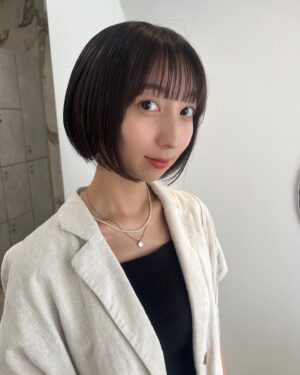 Riho Iida Instagram - 前髪作って、少し明るく。

フラットなベージュという難題に応えてくれました🤎
屋外だともう少し色味でます。

素敵に仕上げていただいて大満足なのに
お土産までいただきました😭♡

ありがとうございます◎

✂︎ @yasugi_eriko

#ミニボブ #ショートボブ 
#ヘアスタイル