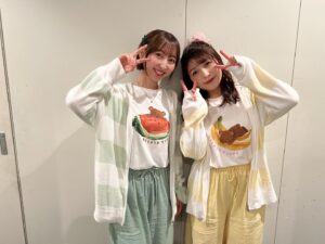 Riho Iida Instagram - ゆるシェア 第5弾

セトリがフェスすぎて汗だくライブ✋🏻❤️‍🔥
4人でとっても楽しかった〜！

今回からのルームウェアは @gjtmd_amj
えみつんと色違いで合わせました🧸🍉🍌

6枚目 
えみつん母がいつも差し入れてくださる美味しいどら焼き

7枚目
えみつんと一緒に衣装買い出しに行った時のフォー🍜

#ゆるシェア #左利きB型さそり座 
#会場にりっぴー2人いた #次は大阪 🐙
