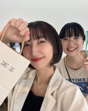 Riho Iida Instagram - 前髪作って、少し明るく。

フラットなベージュという難題に応えてくれました🤎
屋外だともう少し色味でます。

素敵に仕上げていただいて大満足なのに
お土産までいただきました😭♡

ありがとうございます◎

✂︎ @yasugi_eriko

#ミニボブ #ショートボブ 
#ヘアスタイル