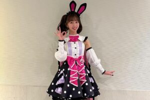 Riho Iida Instagram - .
.
史上最多数のキャストのみなさん✨豪華！
(※プリティーシリーズ公式さんから写真お借りしました)

ポォロロ手乗りあまり🐰🍃
アニメと同じサイズ感だったらこれくらいかな〜🤍

#プリティーシリーズ
#pripara
#香田澄あまり