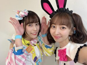 Riho Iida Instagram - プリティーシリーズWinter LIVE 2023❄️
香田澄あまり🐰

10枚目
歴史あるプリティーシリーズの主人公組に入って
パフォーマンスさせていただくなんて
本当に本当に光栄で嬉しすぎました..😭✨

1枚目
ポォロロ役のここちゃんと新曲初披露🍃
緊張したけど2人だから心強かったです。
9話のアニメ放送でもぜひライブパート見てね！

合間で写真撮れたみんなと♡

楽屋ではそらまると隣に座ってたよ🔔
写真撮ったと思ったら
動画になってる〜ってやつになっていたので
私だけの思い出に🤣🫶🏻

#プリティーシリーズ
#pripara
#香田澄あまり