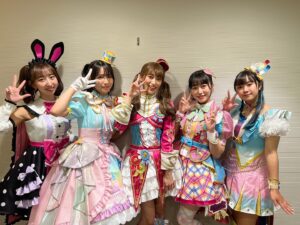 Riho Iida Instagram - プリティーシリーズWinter LIVE 2023❄️
香田澄あまり🐰

10枚目
歴史あるプリティーシリーズの主人公組に入って
パフォーマンスさせていただくなんて
本当に本当に光栄で嬉しすぎました..😭✨

1枚目
ポォロロ役のここちゃんと新曲初披露🍃
緊張したけど2人だから心強かったです。
9話のアニメ放送でもぜひライブパート見てね！

合間で写真撮れたみんなと♡

楽屋ではそらまると隣に座ってたよ🔔
写真撮ったと思ったら
動画になってる〜ってやつになっていたので
私だけの思い出に🤣🫶🏻

#プリティーシリーズ
#pripara
#香田澄あまり