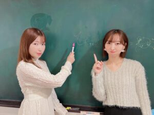 Riho Iida Instagram - 『GiGO コラボカフェ ラブライブ！～TVアニメ放送10周年記念～』
本日からオープンです！

ひと足先にうっちーと行ってきました🤍💛

みなさんもぜひ足を運んでみてね☺️

#lovelive #μsicforever #GiGO秋葉原３号館