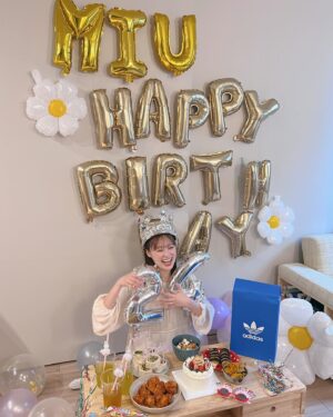 Riho Nakamura Instagram - 誕生日おめでとう美羽🎉
11回目のおめでとうは久しぶりのサプライズを莉子と😊
私たちの予想を遥かに超えてくるリアクションで、暫く経っても余韻に浸ってる報告してくれて、写真見返してもぜーーーんぶ幸せ溢れすぎてる笑顔をしてて。
本当にサプライズしがいのある人間no.1だと思います。笑　

美羽とは、ニコラ時代の動画を見返して爆笑する会っていうのをたまーに開催してるんだけど、(今日もした)
こうやって自分たちの成長を見て内臓出そうになるくらい爆笑して、ここが変わったね〜とか、ここは全く変わんないね！とかそう言い合えるのが本当に嬉しくて、こんな存在他にはいないなってしみじみ思う。
これからもお互いの人生を近くで見守りながら、たまに振り返って爆笑して支え合っていこうね✊🔥

改めていつも本当にありがとう！
24歳も楽しい事沢山して爆上げしていこう〜！！！🛞🩷