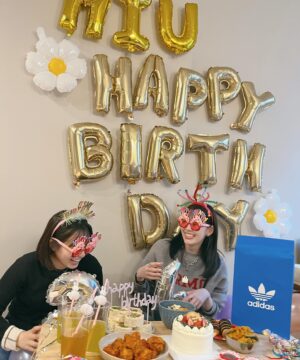Riho Nakamura Instagram - 誕生日おめでとう美羽🎉
11回目のおめでとうは久しぶりのサプライズを莉子と😊
私たちの予想を遥かに超えてくるリアクションで、暫く経っても余韻に浸ってる報告してくれて、写真見返してもぜーーーんぶ幸せ溢れすぎてる笑顔をしてて。
本当にサプライズしがいのある人間no.1だと思います。笑　

美羽とは、ニコラ時代の動画を見返して爆笑する会っていうのをたまーに開催してるんだけど、(今日もした)
こうやって自分たちの成長を見て内臓出そうになるくらい爆笑して、ここが変わったね〜とか、ここは全く変わんないね！とかそう言い合えるのが本当に嬉しくて、こんな存在他にはいないなってしみじみ思う。
これからもお互いの人生を近くで見守りながら、たまに振り返って爆笑して支え合っていこうね✊🔥

改めていつも本当にありがとう！
24歳も楽しい事沢山して爆上げしていこう〜！！！🛞🩷