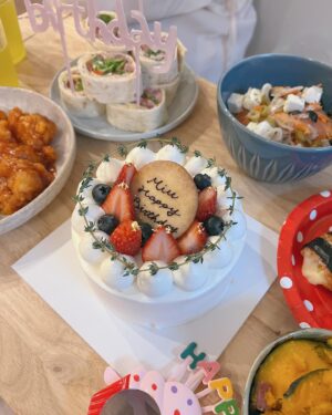 Riho Nakamura Instagram - 誕生日おめでとう美羽🎉
11回目のおめでとうは久しぶりのサプライズを莉子と😊
私たちの予想を遥かに超えてくるリアクションで、暫く経っても余韻に浸ってる報告してくれて、写真見返してもぜーーーんぶ幸せ溢れすぎてる笑顔をしてて。
本当にサプライズしがいのある人間no.1だと思います。笑　

美羽とは、ニコラ時代の動画を見返して爆笑する会っていうのをたまーに開催してるんだけど、(今日もした)
こうやって自分たちの成長を見て内臓出そうになるくらい爆笑して、ここが変わったね〜とか、ここは全く変わんないね！とかそう言い合えるのが本当に嬉しくて、こんな存在他にはいないなってしみじみ思う。
これからもお互いの人生を近くで見守りながら、たまに振り返って爆笑して支え合っていこうね✊🔥

改めていつも本当にありがとう！
24歳も楽しい事沢山して爆上げしていこう〜！！！🛞🩷
