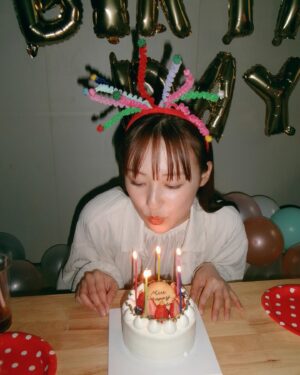 Riho Nakamura Instagram - 誕生日おめでとう美羽🎉
11回目のおめでとうは久しぶりのサプライズを莉子と😊
私たちの予想を遥かに超えてくるリアクションで、暫く経っても余韻に浸ってる報告してくれて、写真見返してもぜーーーんぶ幸せ溢れすぎてる笑顔をしてて。
本当にサプライズしがいのある人間no.1だと思います。笑　

美羽とは、ニコラ時代の動画を見返して爆笑する会っていうのをたまーに開催してるんだけど、(今日もした)
こうやって自分たちの成長を見て内臓出そうになるくらい爆笑して、ここが変わったね〜とか、ここは全く変わんないね！とかそう言い合えるのが本当に嬉しくて、こんな存在他にはいないなってしみじみ思う。
これからもお互いの人生を近くで見守りながら、たまに振り返って爆笑して支え合っていこうね✊🔥

改めていつも本当にありがとう！
24歳も楽しい事沢山して爆上げしていこう〜！！！🛞🩷