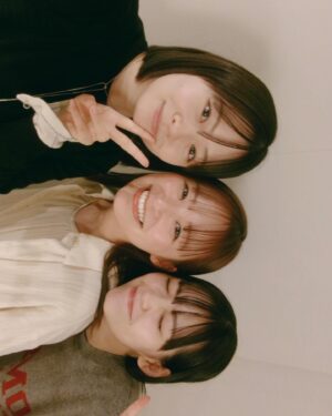 Riho Nakamura Instagram - 誕生日おめでとう美羽🎉
11回目のおめでとうは久しぶりのサプライズを莉子と😊
私たちの予想を遥かに超えてくるリアクションで、暫く経っても余韻に浸ってる報告してくれて、写真見返してもぜーーーんぶ幸せ溢れすぎてる笑顔をしてて。
本当にサプライズしがいのある人間no.1だと思います。笑　

美羽とは、ニコラ時代の動画を見返して爆笑する会っていうのをたまーに開催してるんだけど、(今日もした)
こうやって自分たちの成長を見て内臓出そうになるくらい爆笑して、ここが変わったね〜とか、ここは全く変わんないね！とかそう言い合えるのが本当に嬉しくて、こんな存在他にはいないなってしみじみ思う。
これからもお互いの人生を近くで見守りながら、たまに振り返って爆笑して支え合っていこうね✊🔥

改めていつも本当にありがとう！
24歳も楽しい事沢山して爆上げしていこう〜！！！🛞🩷