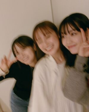 Riho Nakamura Instagram - 誕生日おめでとう美羽🎉
11回目のおめでとうは久しぶりのサプライズを莉子と😊
私たちの予想を遥かに超えてくるリアクションで、暫く経っても余韻に浸ってる報告してくれて、写真見返してもぜーーーんぶ幸せ溢れすぎてる笑顔をしてて。
本当にサプライズしがいのある人間no.1だと思います。笑　

美羽とは、ニコラ時代の動画を見返して爆笑する会っていうのをたまーに開催してるんだけど、(今日もした)
こうやって自分たちの成長を見て内臓出そうになるくらい爆笑して、ここが変わったね〜とか、ここは全く変わんないね！とかそう言い合えるのが本当に嬉しくて、こんな存在他にはいないなってしみじみ思う。
これからもお互いの人生を近くで見守りながら、たまに振り返って爆笑して支え合っていこうね✊🔥

改めていつも本当にありがとう！
24歳も楽しい事沢山して爆上げしていこう〜！！！🛞🩷