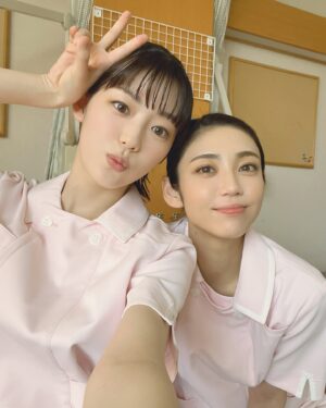 Riho Nakamura Instagram - 本日22時から
『アンメット　ある脳外科医の日記』
第8話の放送です！

森ちゃん先輩、山谷花純さんと！
小春としても私としても、
ついていきます!!の気持ちでいっぱいの
信頼しきっている大好きな先輩です☺︎

アンメットの撮影も残りわずか...
はーー寂しいです。

ぜひ今晩もご覧ください！