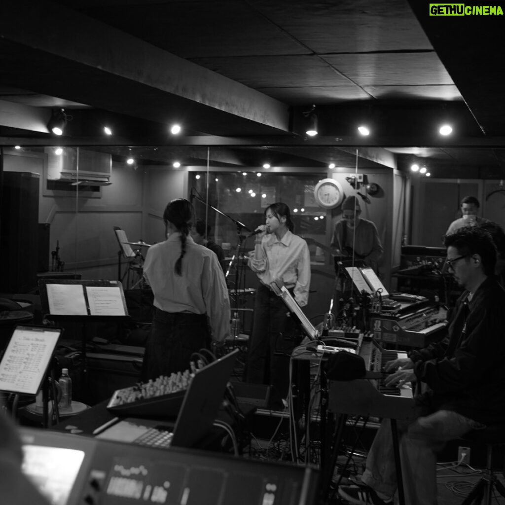 Riho Sayashi Instagram - Billboard Live 2024準備進めてます。 歌うの超楽しいよぉ〜〜、、 て思いながら今日もリハしてました。 バンドの皆さんのお陰ですね。 もうあと1週間🥰 本番に向けて更に歌い込まなきゃ。