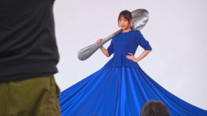 Riho Sayashi Instagram - @tx_oshimeshi 
スタッフの皆さんのこんなご協力があって、素敵なティザーポスターになりました🤍💙

放送開始まであと1ヶ月程^ ^

#推し召し
#スプーン結構ずっしりしてた