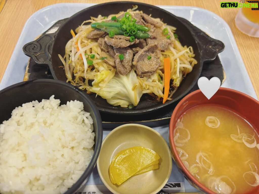 Riho Sayashi Instagram - ツアー初HOKKAIDOOOO🤍 近過ぎましたね。笑 また来るよーーー 次は大阪！ #ＭＣで聞いたおすすめ達ゲットできました #鞘師whynotツアー